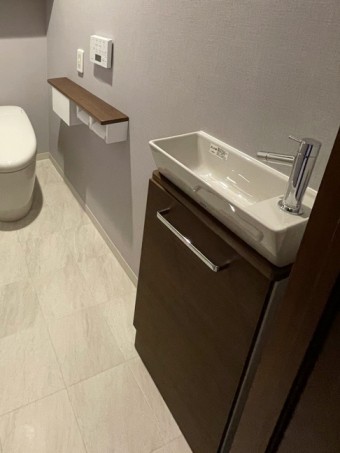 手洗器も含めトイレを一新ー落ち着いたトイレ空間に 手洗器も含めトイレを一新ー落ち着いたトイレ空間に